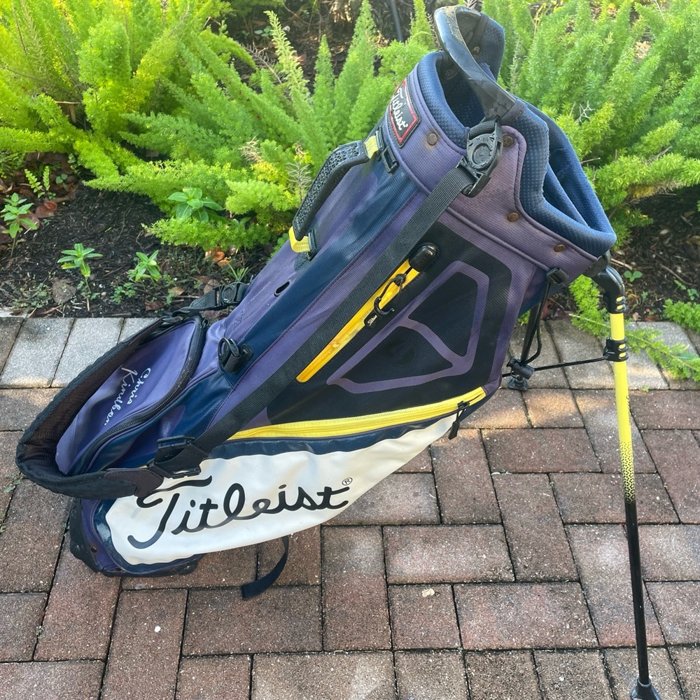Titleist golf stand bag 
With club dividers and shoulder strap